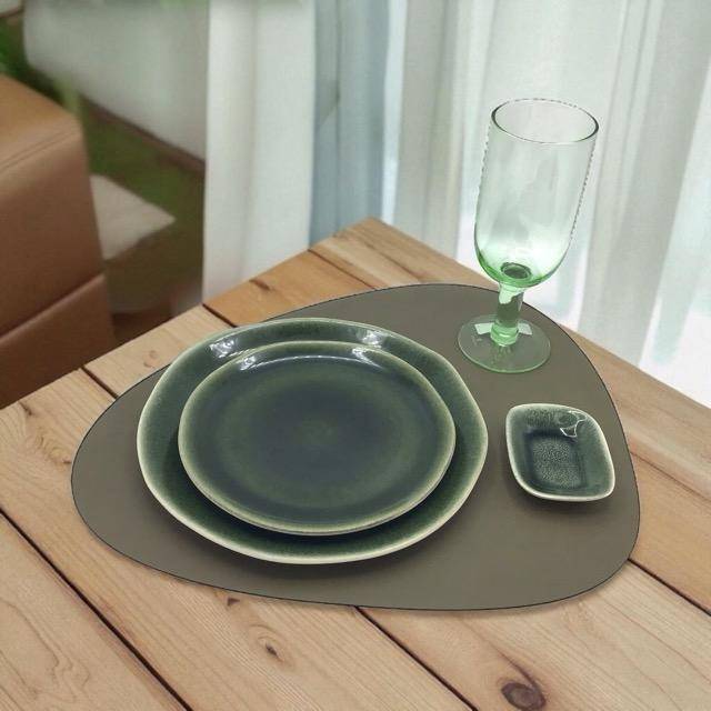Lind DNA Tischset Curve L Army Green Nupo in 37 x 44 cm