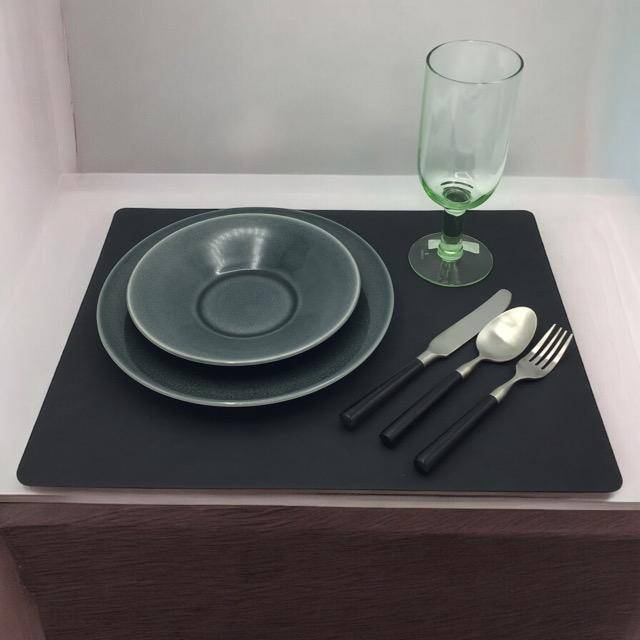 Lind DNA Tischset Square L Black Nupo in 35 x 45 cm
