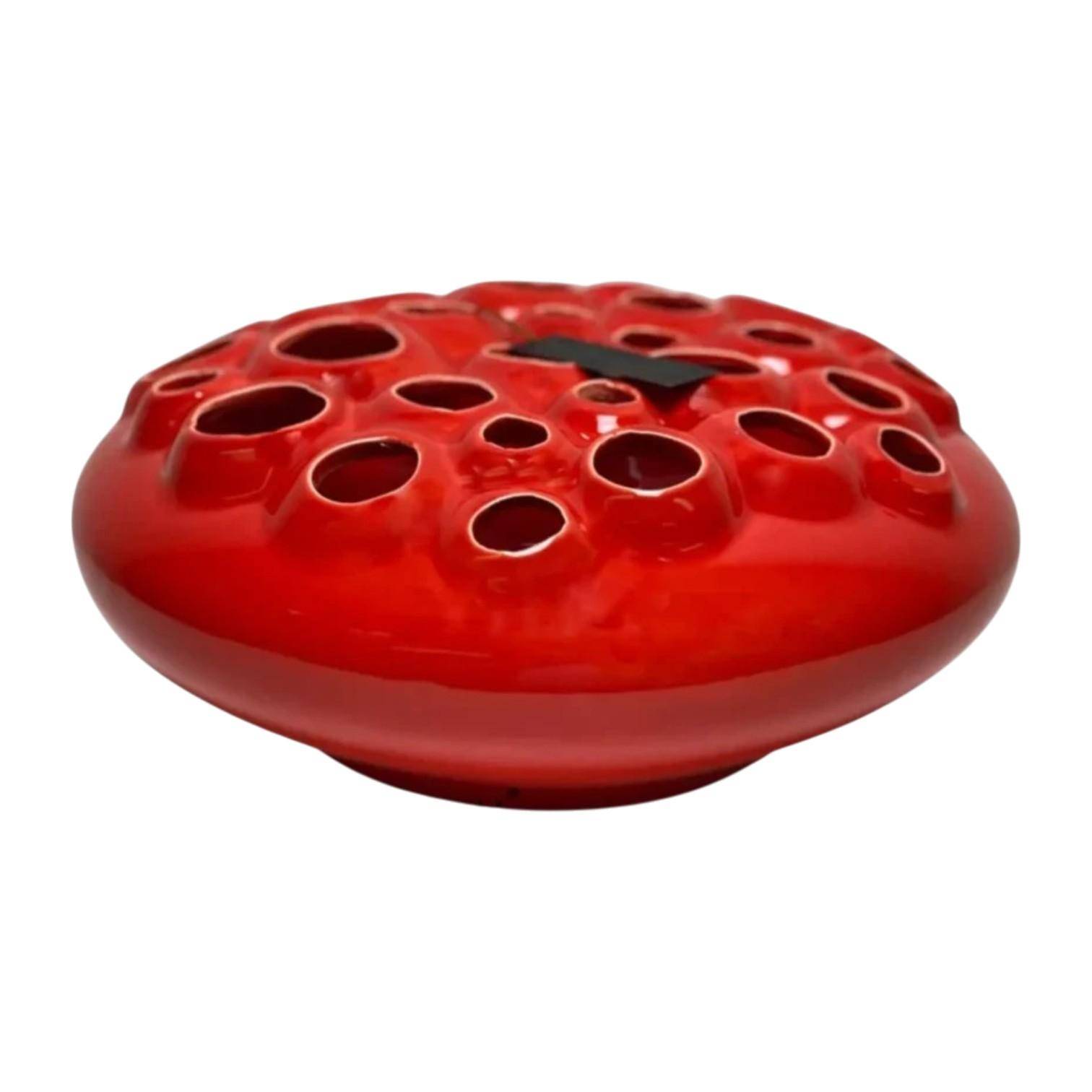 Luimes Vase in Rot, flache runde Form mit strukturierter Oberfläche und mehreren Öffnungen, Ø 34 cm, Höhe 15 cm  