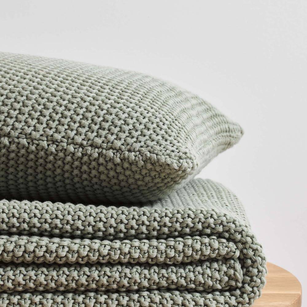 Marc O’Polo Plaid Nordic Knit Garden Green, Detailansicht Strickdecke mit Kissen