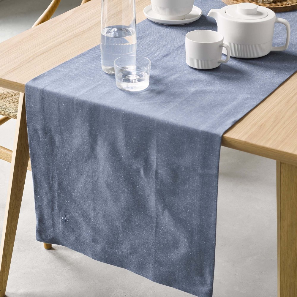 Marc O'Polo Akalla Tischläufer Smoke Blue auf modern gedecktem Esstisch im skandinavischen Wohnstil