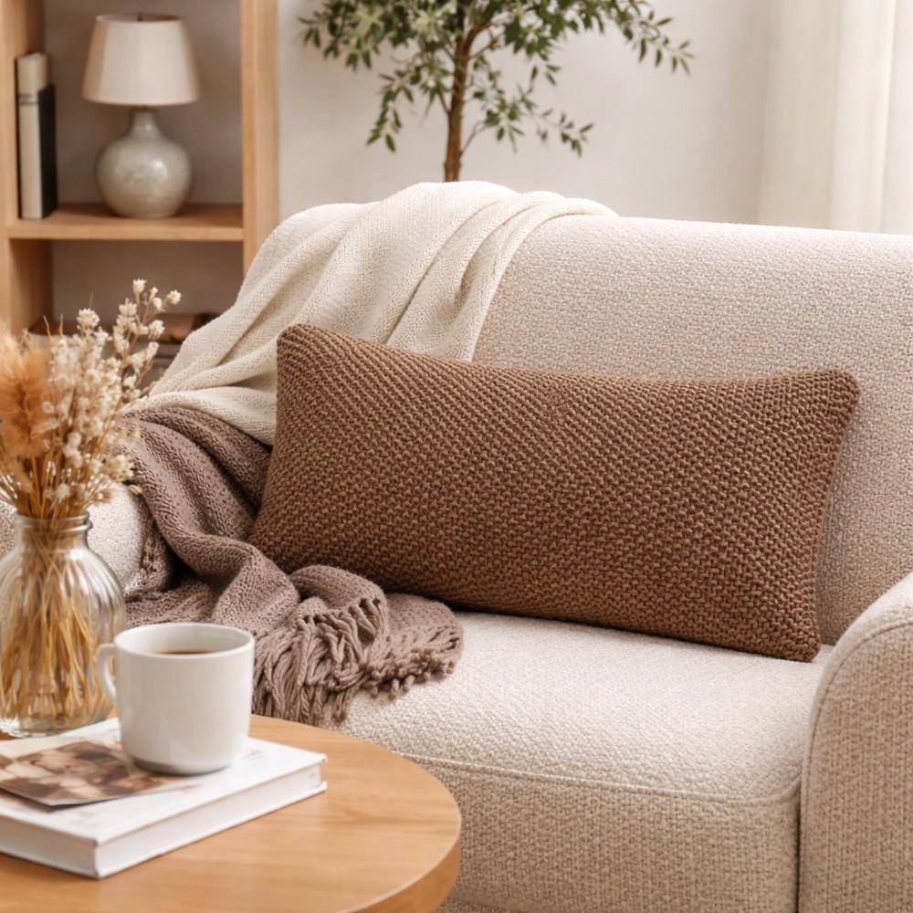 Marc O Polo Dekokissen Nordic Knit Oakwood auf Sofa im Wohnzimmer mit Strickdecke und natürlichen Wohnaccessoires im skandinavischen Stil
