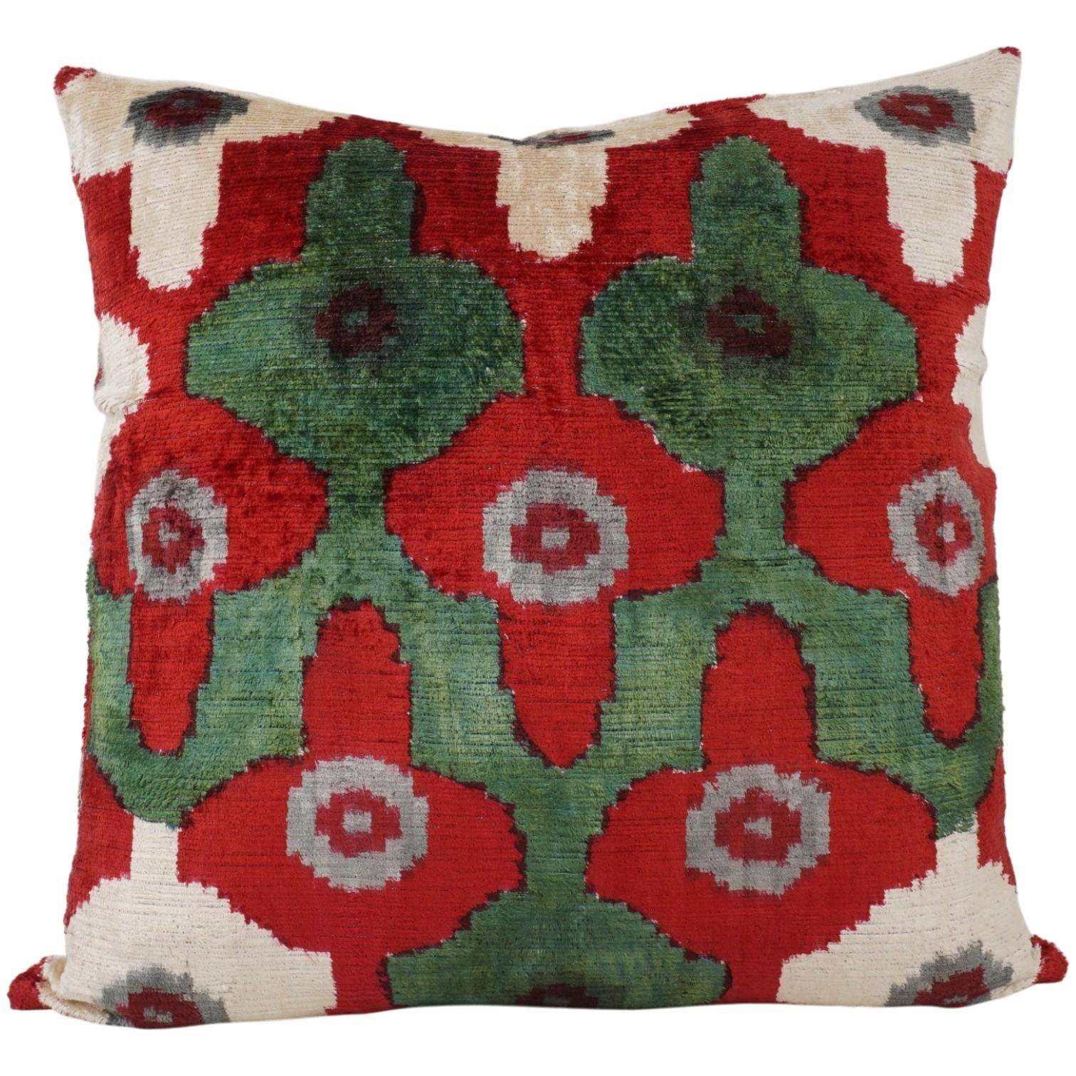 Kissenhülle Silk Velvet rot grün offwhite 50x50 cm mit floralem Muster aus Seide freigestellt auf weißem Hintergrund