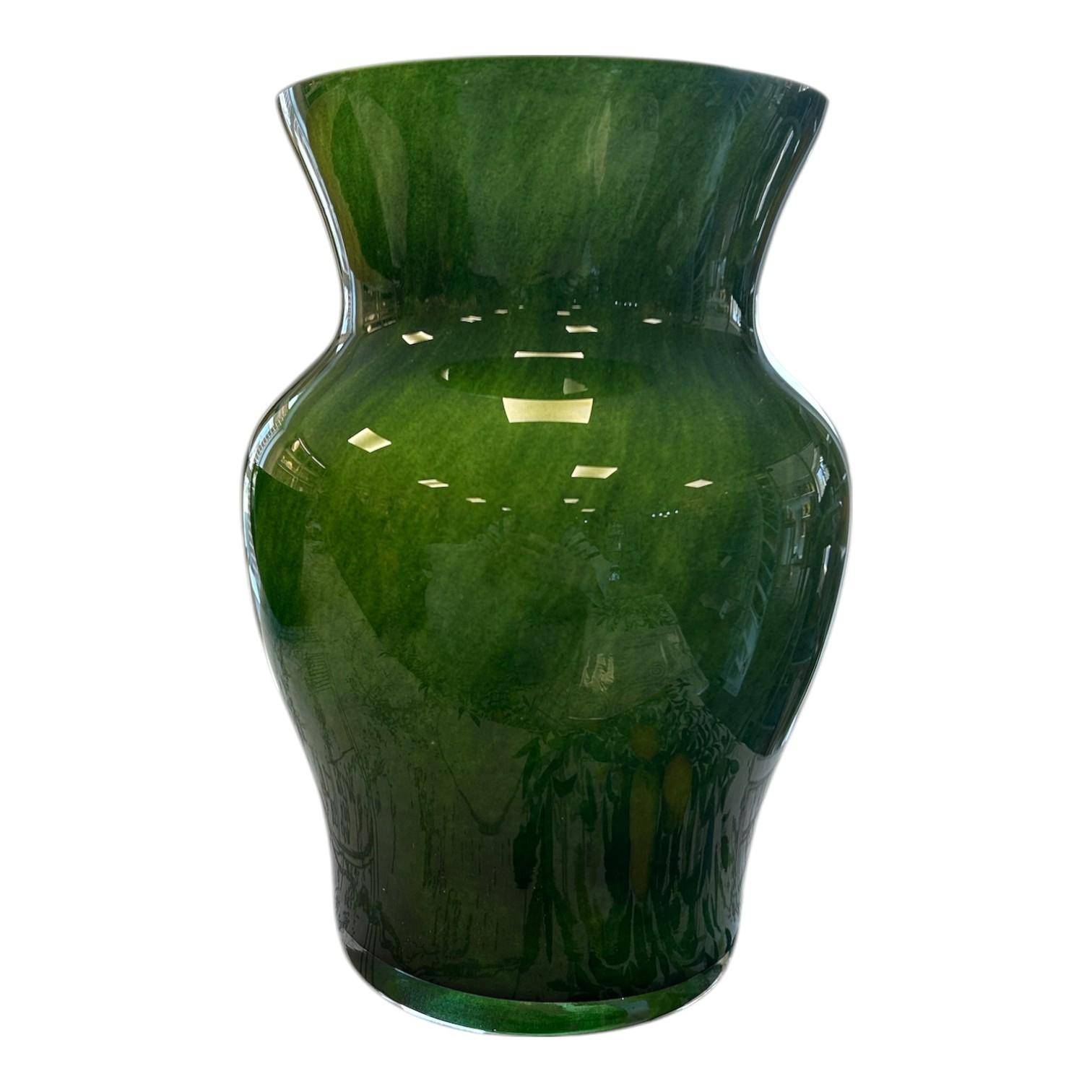 Paul Nagel Vase Viola dunkelgrün mundgeblasen mit Tulpen im Garten auf Tisch – modernes Outdoor Wohnambiente