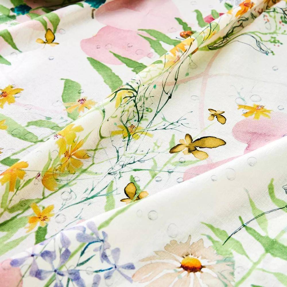Florale Halbleinen Tischdecke Rosée du Matin Printemps von Garnier Thiebaut mit zarten Blumenmotiven für eine elegante Frühlings- und Gartentafel.