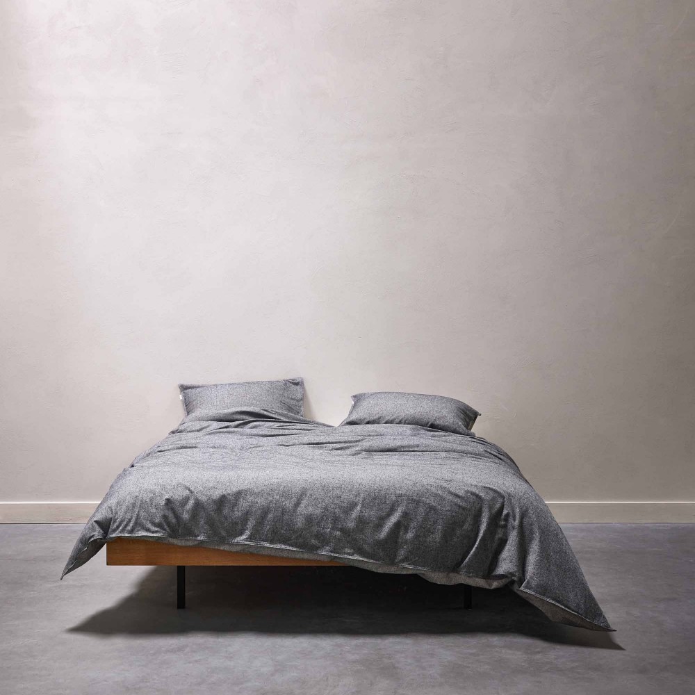 Marc O'Polo Flanell Bettwäsche Eilif Obsidian Grey auf modernem Bett im minimalistischen Schlafzimmer