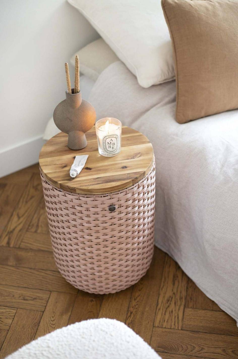 Handed By Beistelltisch mit Sitzmöglichkeit Halo Sit Fb. Copper Blush