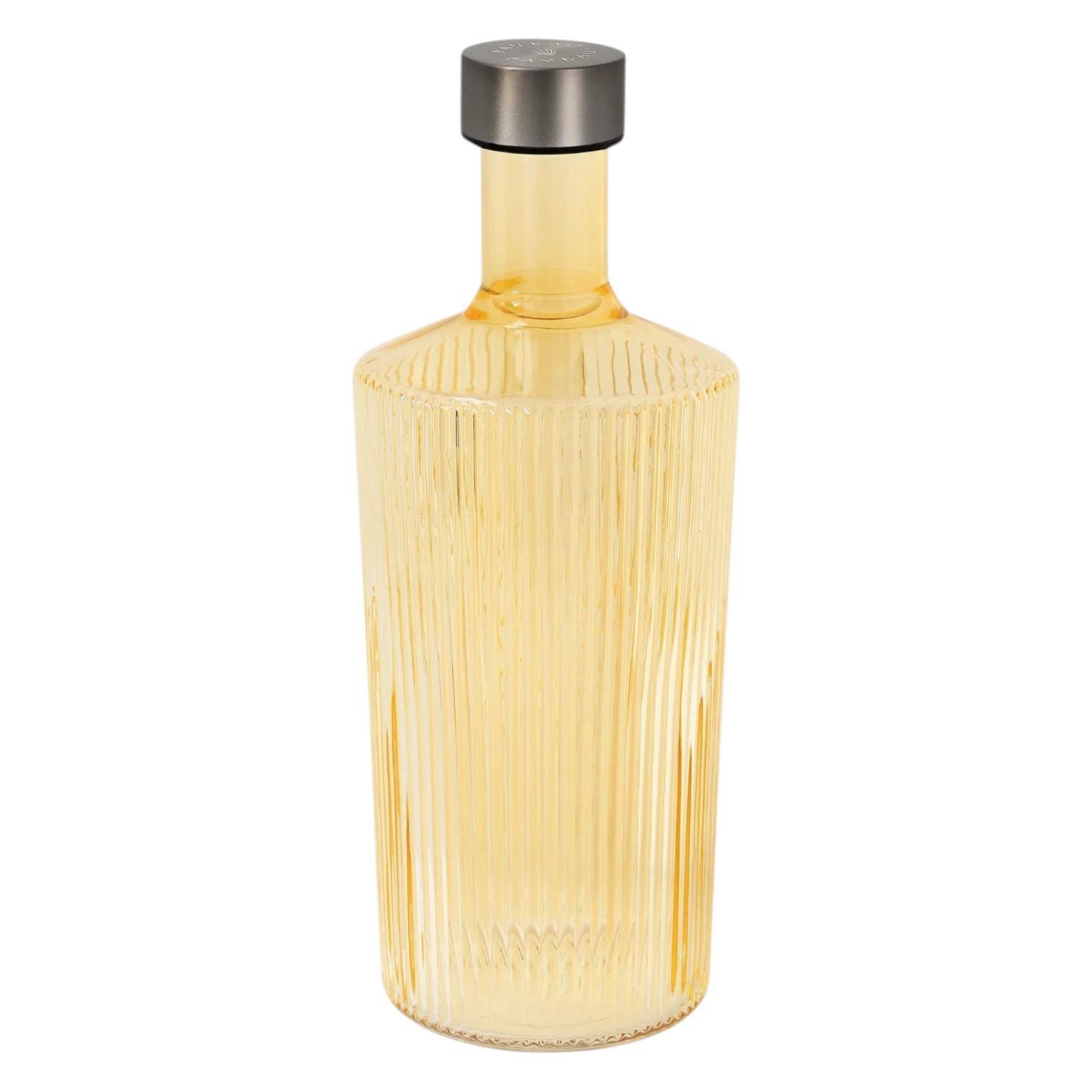 Paveau Ribbed Wasserflasche aus geriffeltem Glas mit Edelstahlverschluss in stilvollem Design.