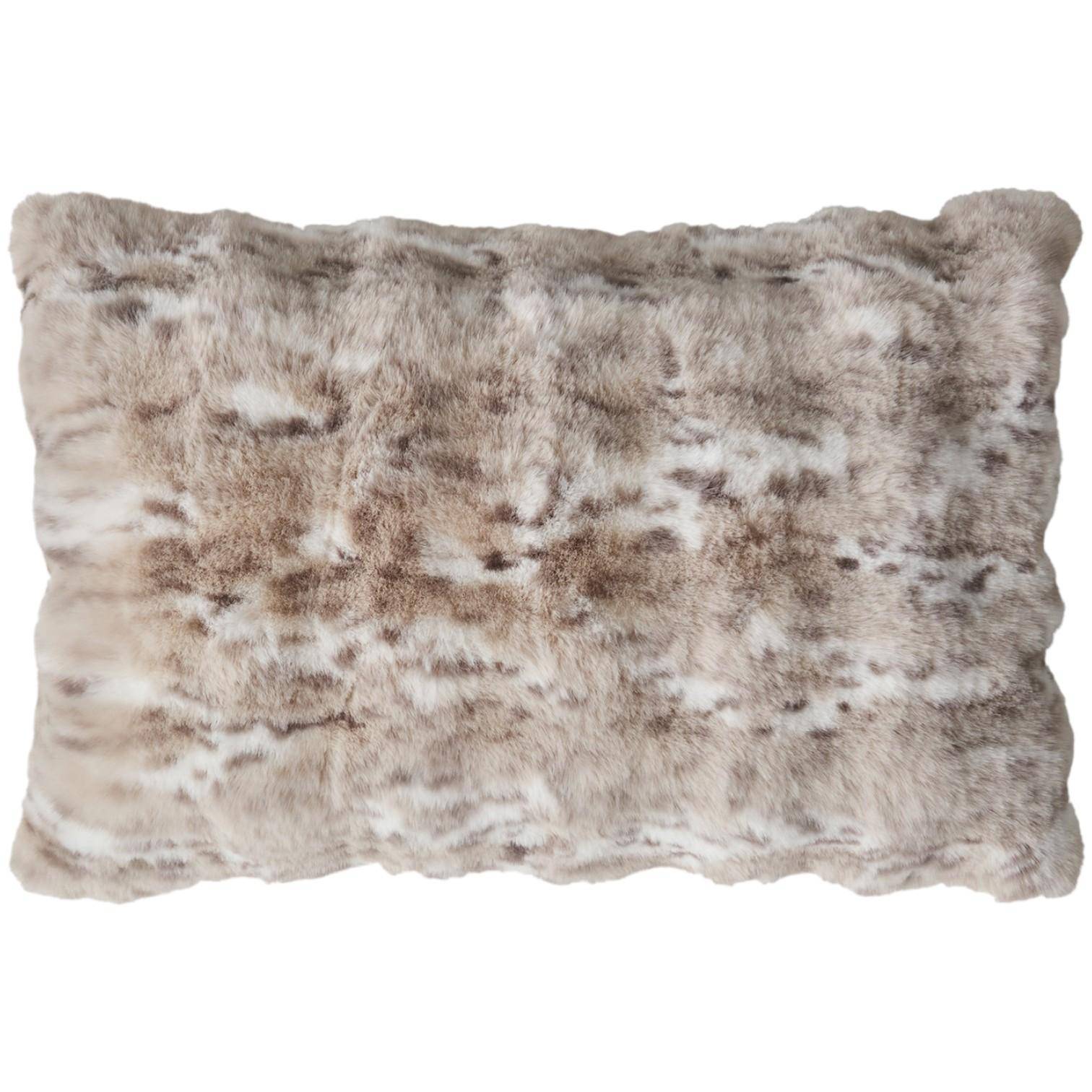 Skinnwille Dekokissen Nika Snow Leopard 40 x 60 cm mit edlem Kunstfellmuster, inspiriert von der Fellzeichnung des Schneeleoparden.