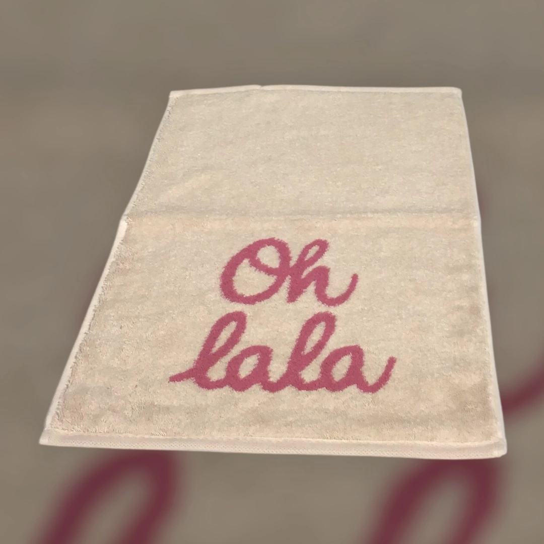 beigfarbenes Gästetuch von Cawö mit Schriftzug Oh lala in Pink