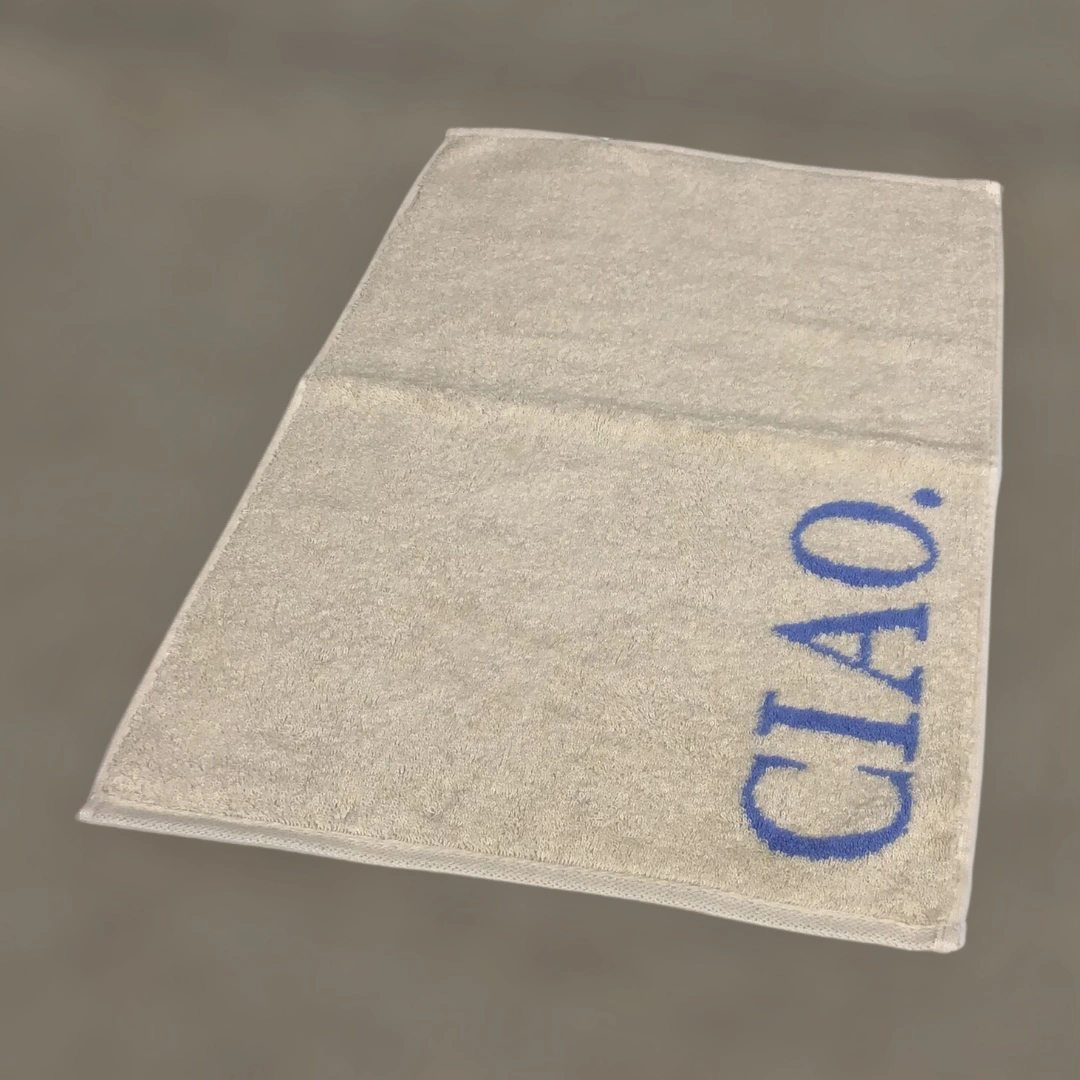 Beigefarbenes Gästeuch von Cawö mit Schriftzug Ciao in Blau