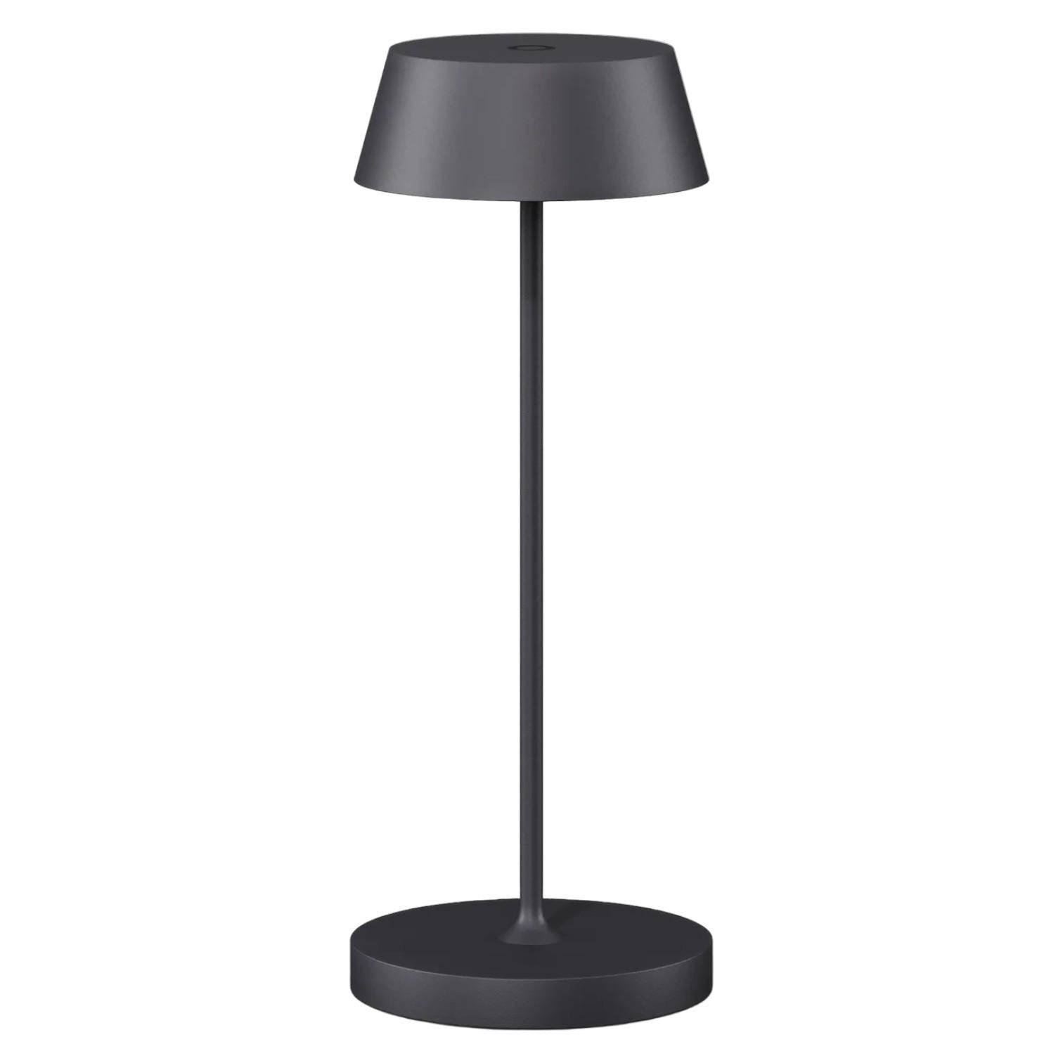 QOOZII Malta LED Tischlampe als Freisteller. Moderne kabellose Akku-Tischlampe für Garten, Terrasse, Balkon und Wohnbereich mit zeitlosem Design.