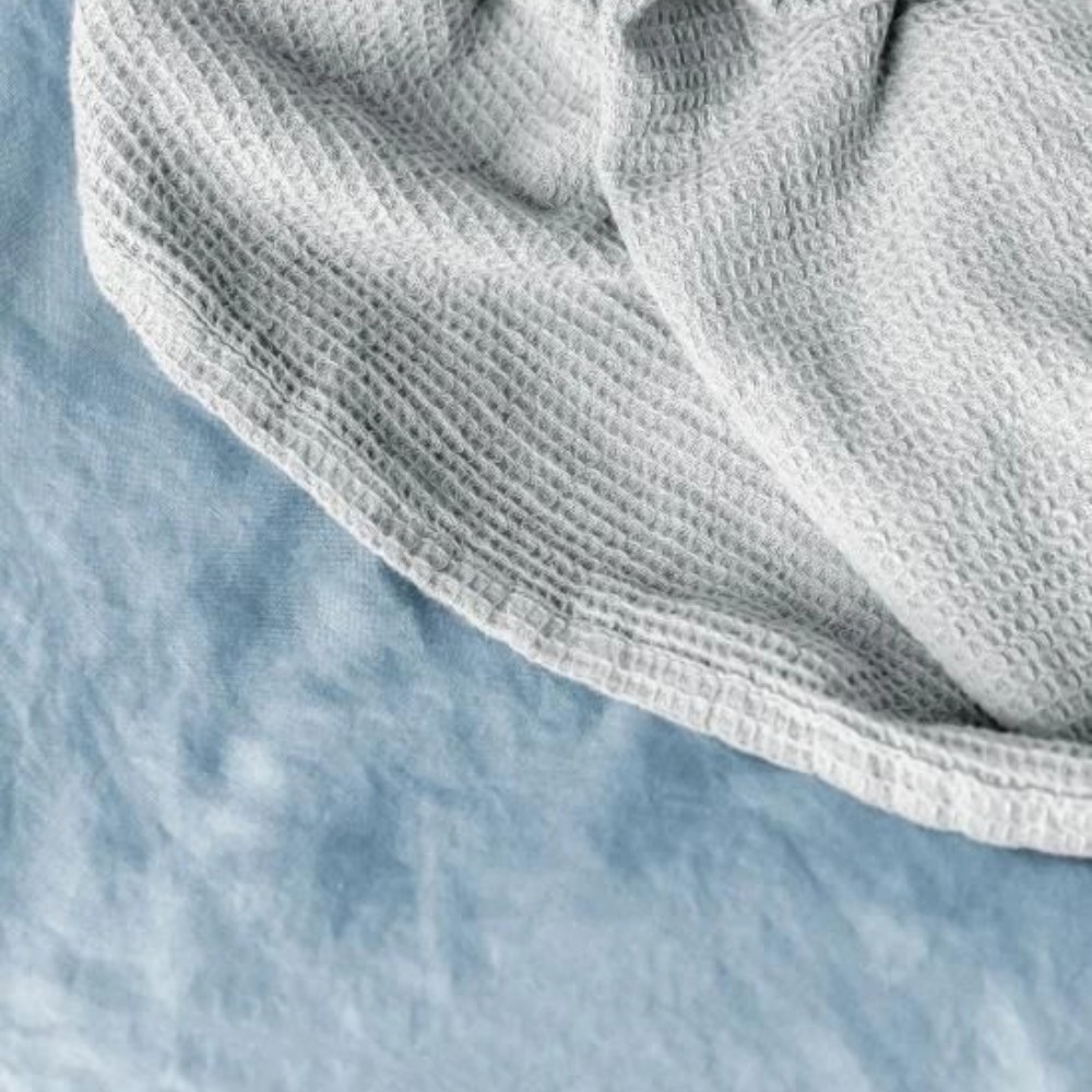 Detailaufnahme der Marc O'Polo Tagesdecke Norell Soft Grey mit hochwertiger Waffelstruktur aus Baumwolle