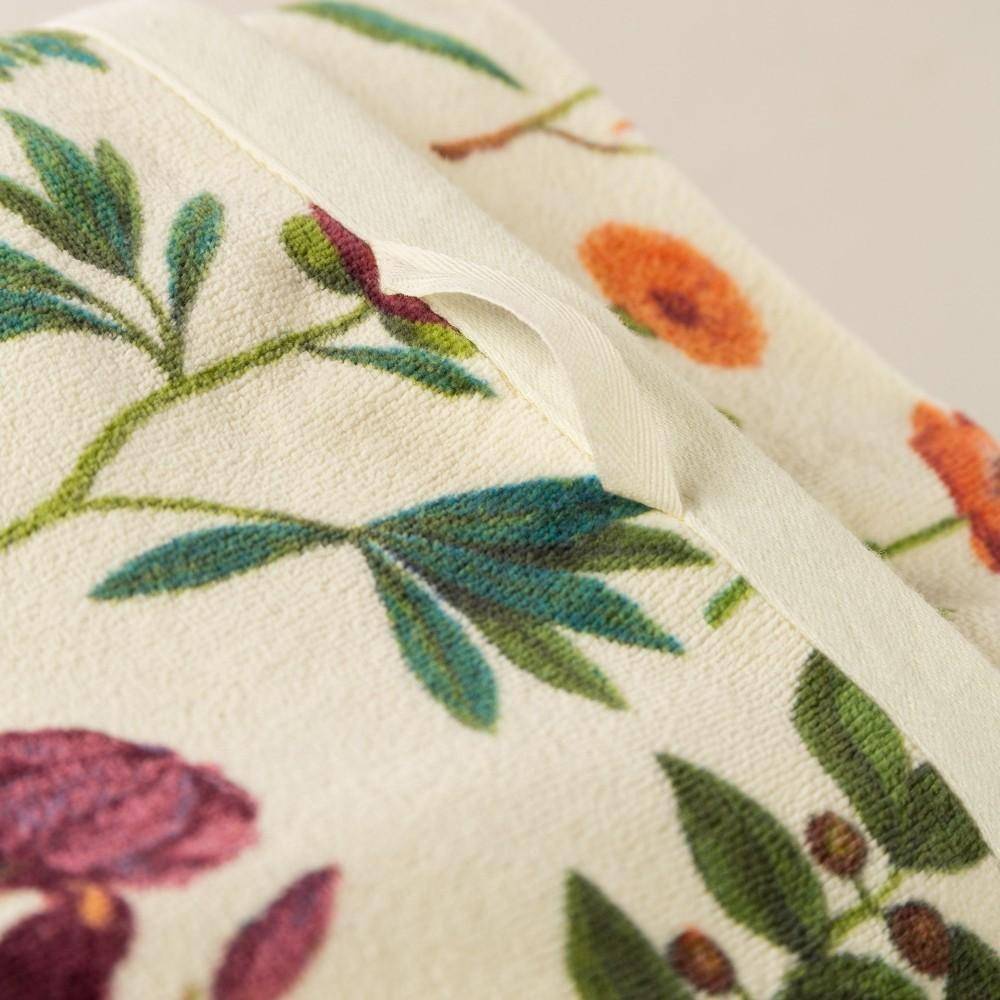 Detailaufnahme ESSENZA Marigold Vanilla mit floralem Muster und Saum