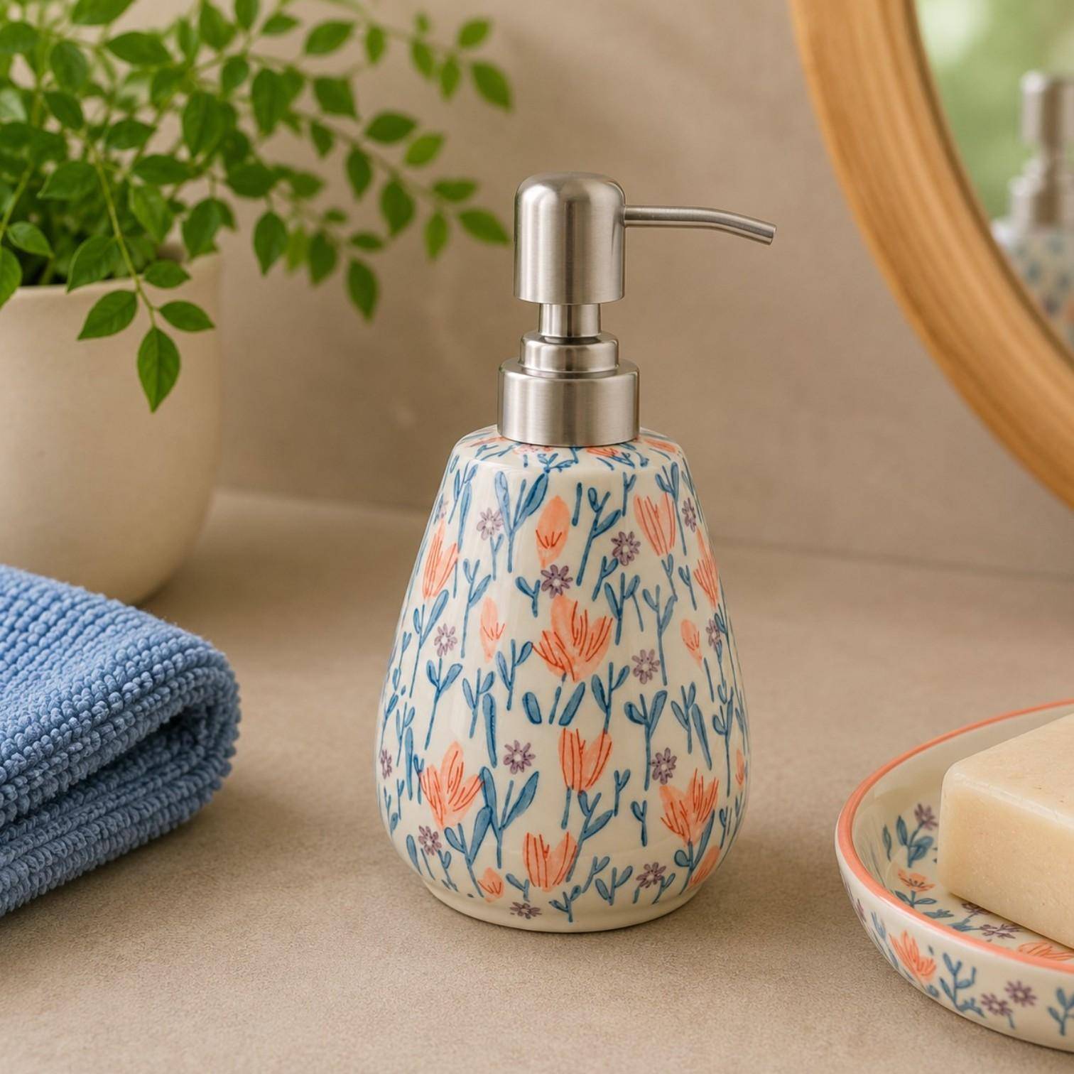 Tranquillo DOUCEUR FLORALE Seifenspender aus Steinzeug mit floralem Design und Edelstahl-Pumpaufsatz auf modernem Waschtisch im Badezimmer