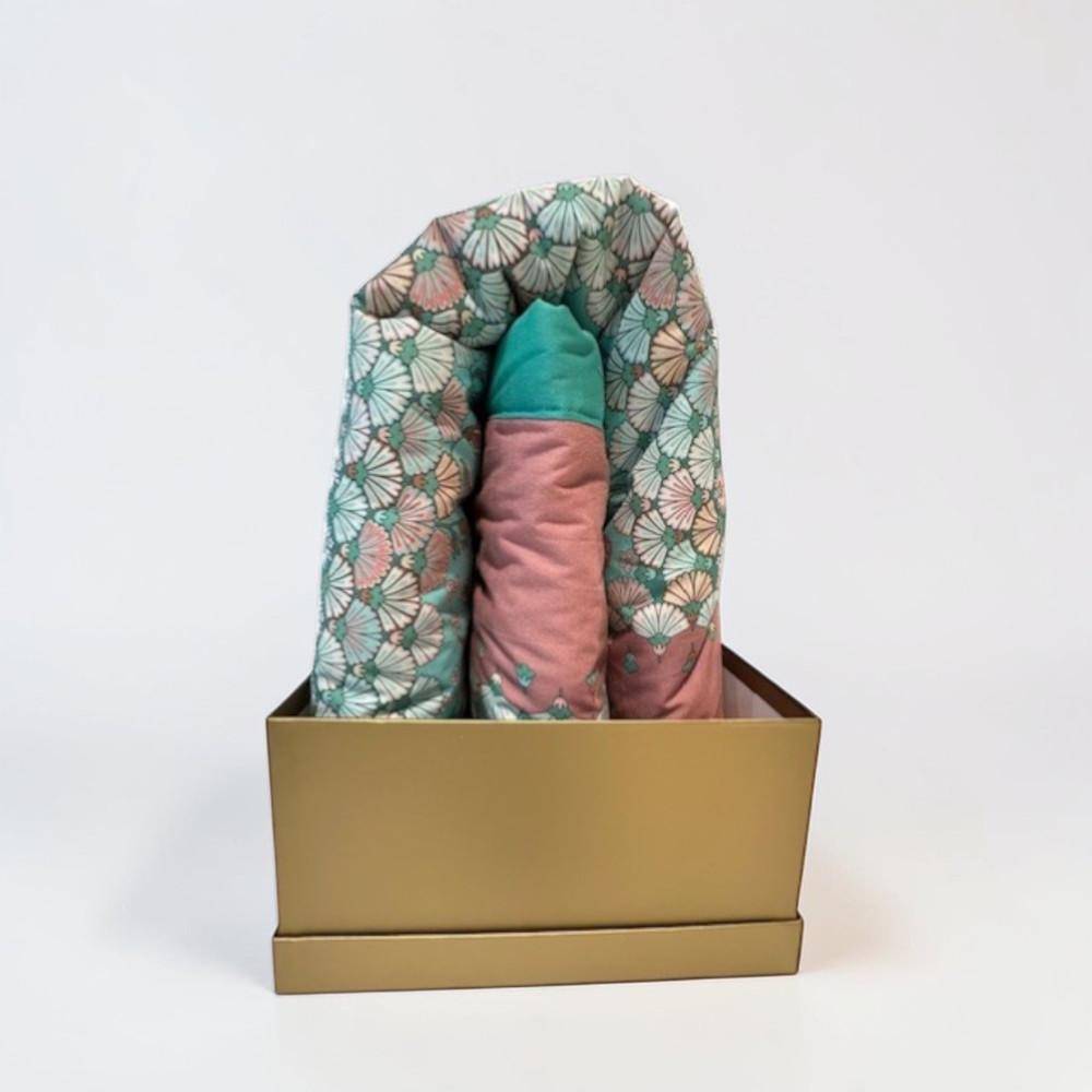 Bassetti Plaid Tigullio V1 Wohndecke in Aqua Rosa Pfirsich dekorativ im eleganten Geschenkkarton präsentiert
