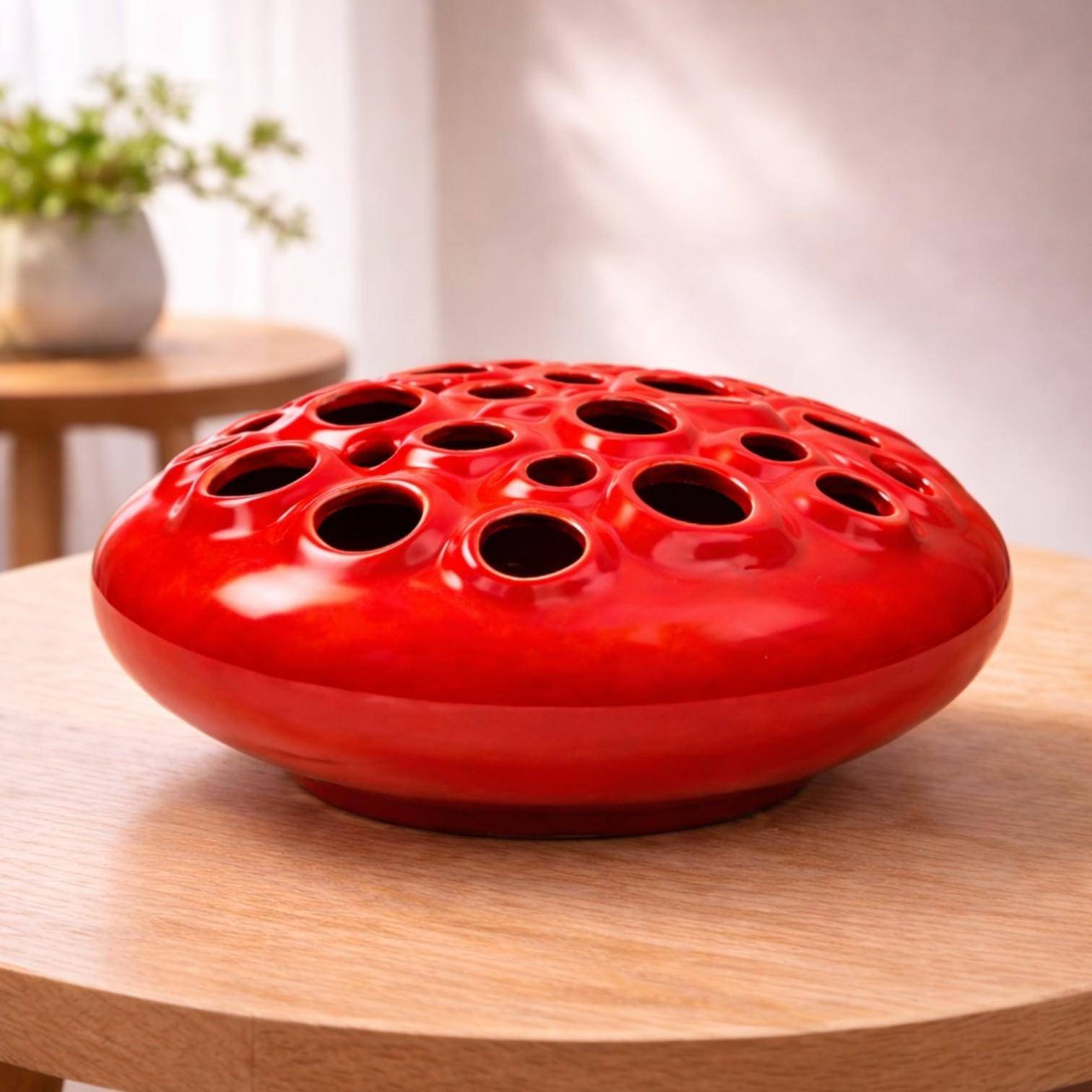 Luimes Vase in Rot, flache runde Form mit strukturierter Oberfläche und mehreren Öffnungen, Ø 34 cm, Höhe 15 cm  