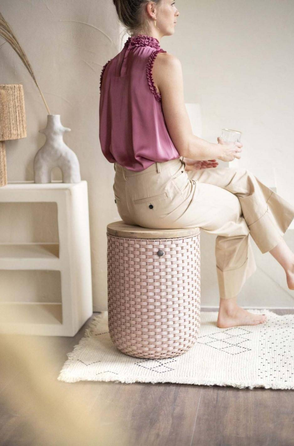 Handed By Beistelltisch mit Sitzmöglichkeit Halo Sit Fb. Copper Blush