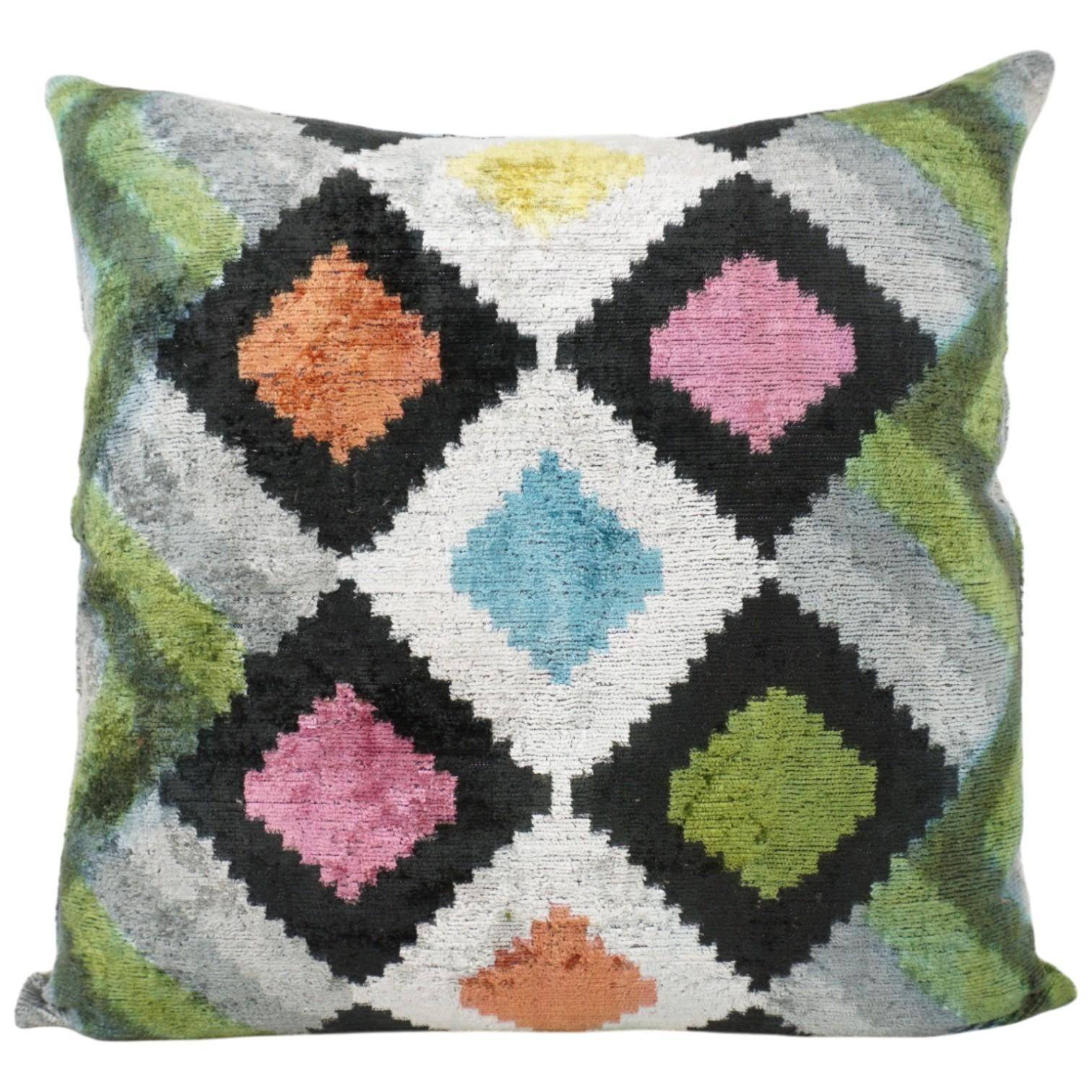 Quadratische Seiden Kissenhülle 50 x 50 cm mit grafischem Rauten Muster in Grün und Multicolor