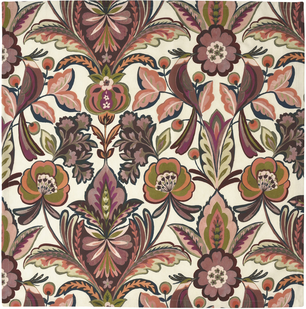Sander Mitteldecke Arabesque 100 x 100 cm mit kunstvollem floralem Ornamentmuster in Elfenbein, Bordeaux, Rosé, Apricot, Lavendel und Kräutergrün aus 100 % Baumwolle.
