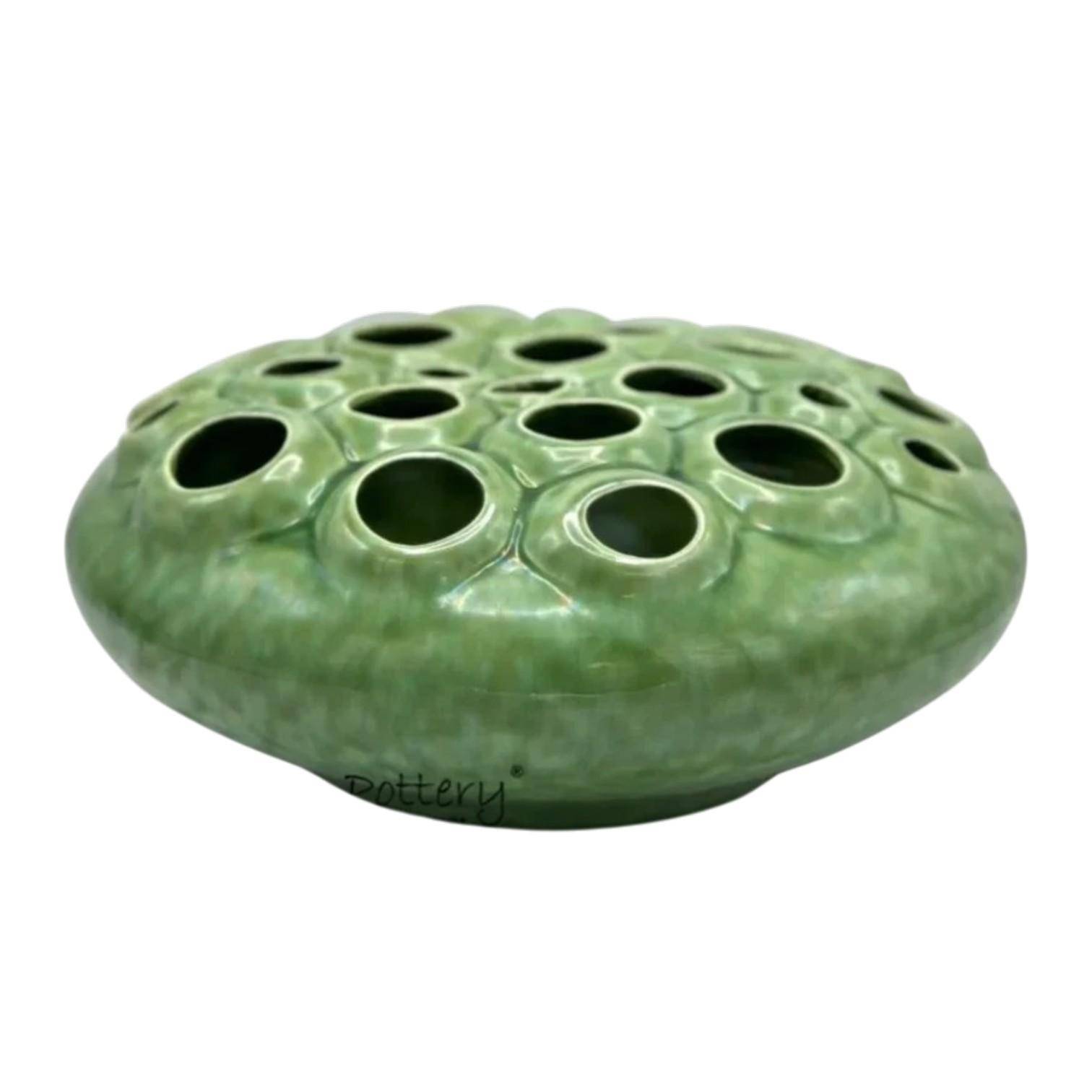 Luimes Vase in Grün, flache runde Form mit strukturierter Oberfläche und mehreren Öffnungen, Ø 34 cm, Höhe 15 cm  