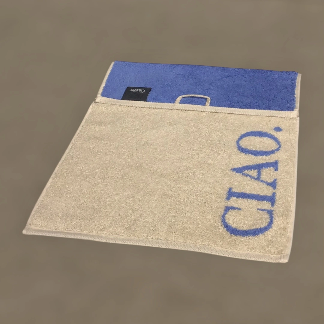 Detailansicht des Wende Gästetuchs mit Schriftzug in Beige/Blau