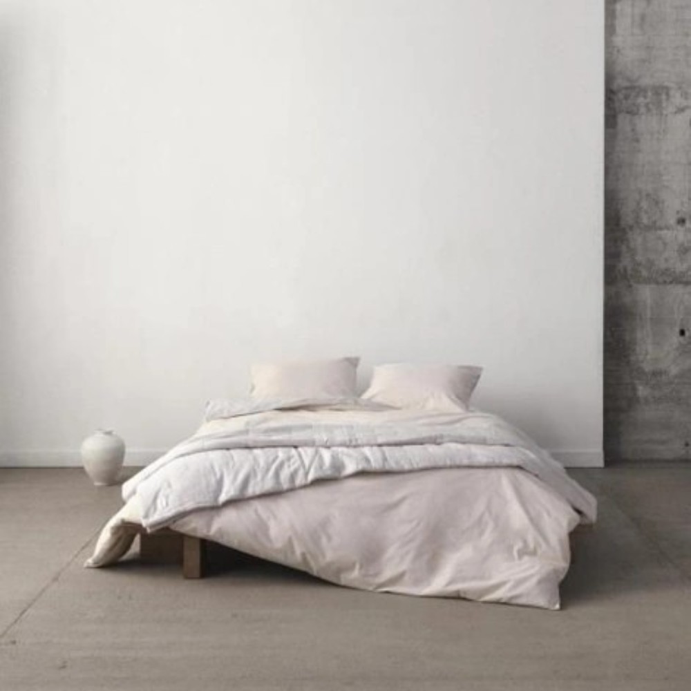 Marc O'Polo Bettwäsche Malthe Light Grey auf modernem Bett im minimalistischen Schlafzimmer