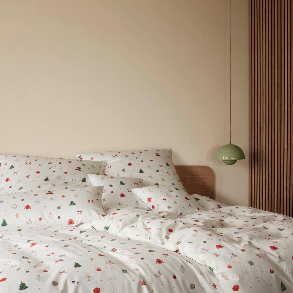 Elegante Mako-Satin Bettwäsche Christmas Treats Weiß mit weihnachtlichen Motiven im Schlafzimmer