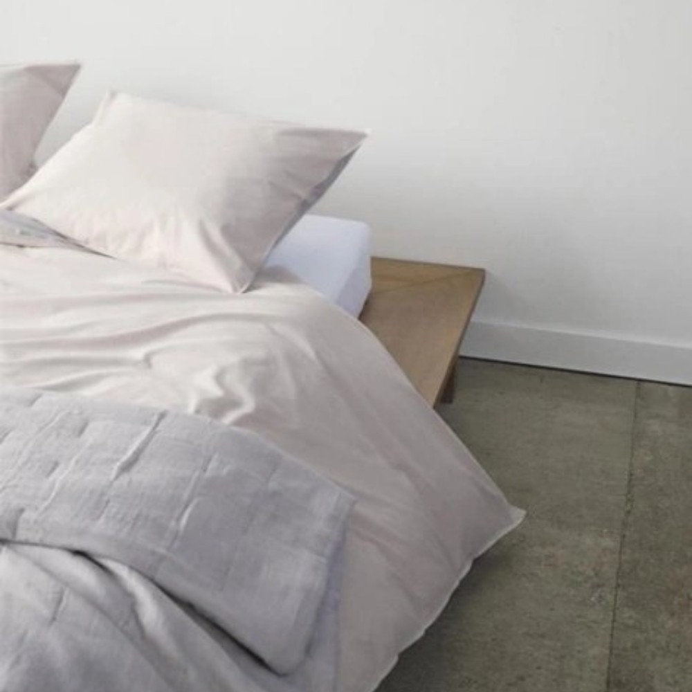 Detailaufnahme der Marc O'Polo Bettwäsche Malthe Light Grey mit weichem Stoff und modernem Wendedesign