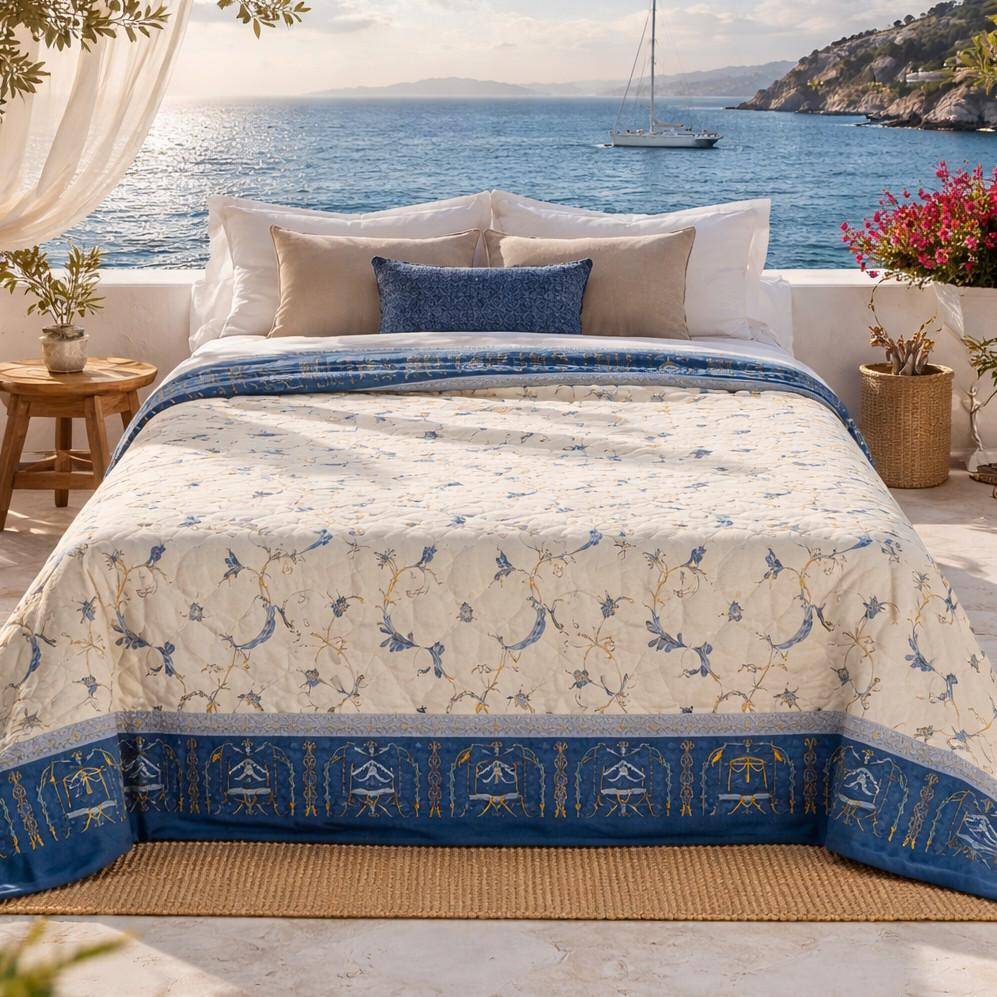 Bassetti Plaid Oplontis V9 als Tagesdecke auf Bett mit Meerblick in Blau Beige 270x250 cm