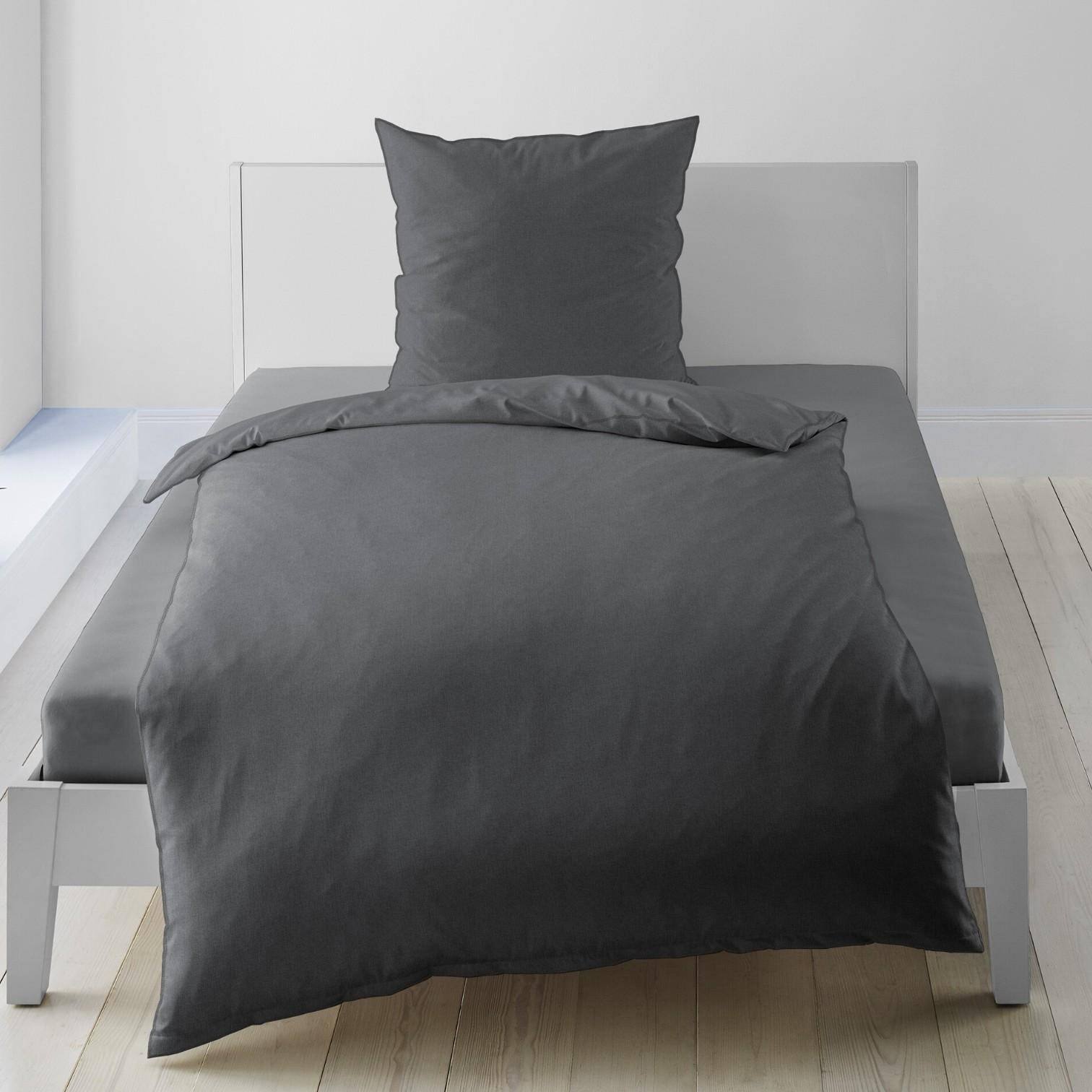 Bierbaum Wohnen Renforcé Bettwäsche Grafit Detailansicht Stoffstruktur weich und atmungsaktiv