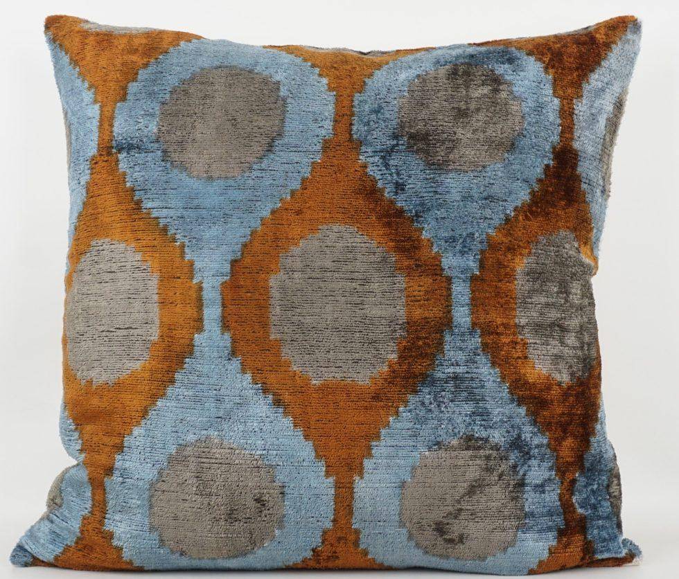 Quadratische Kissenhülle 50 x 50 cm mit grafischem Girlanden-Muster in Blau, Terra und Greige, Oberseite aus 100 % Seide