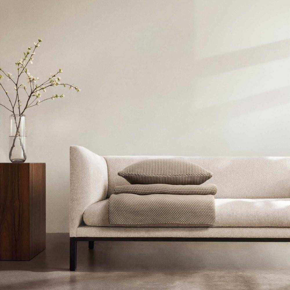 Marc O Polo Dekokissen Nordic Knit Oakwood auf Sofa im Wohnzimmer aus Bio Baumwolle im Strickdesign in natürlicher Wohnumgebung