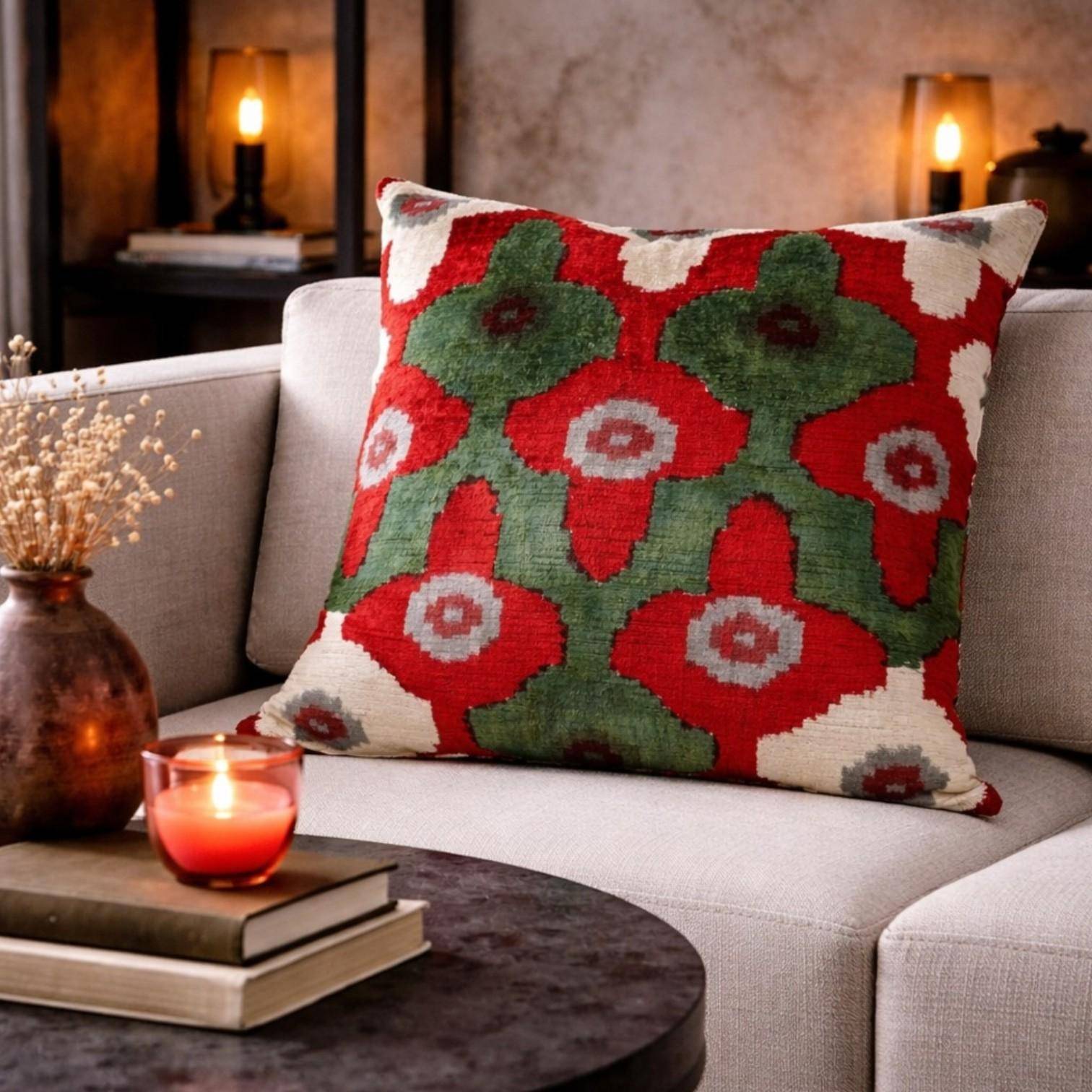 Thanks A LOT Kissenhülle Silk Velvet Rot Grün Offwhite 50x50 cm im Wohnzimmer Milieu