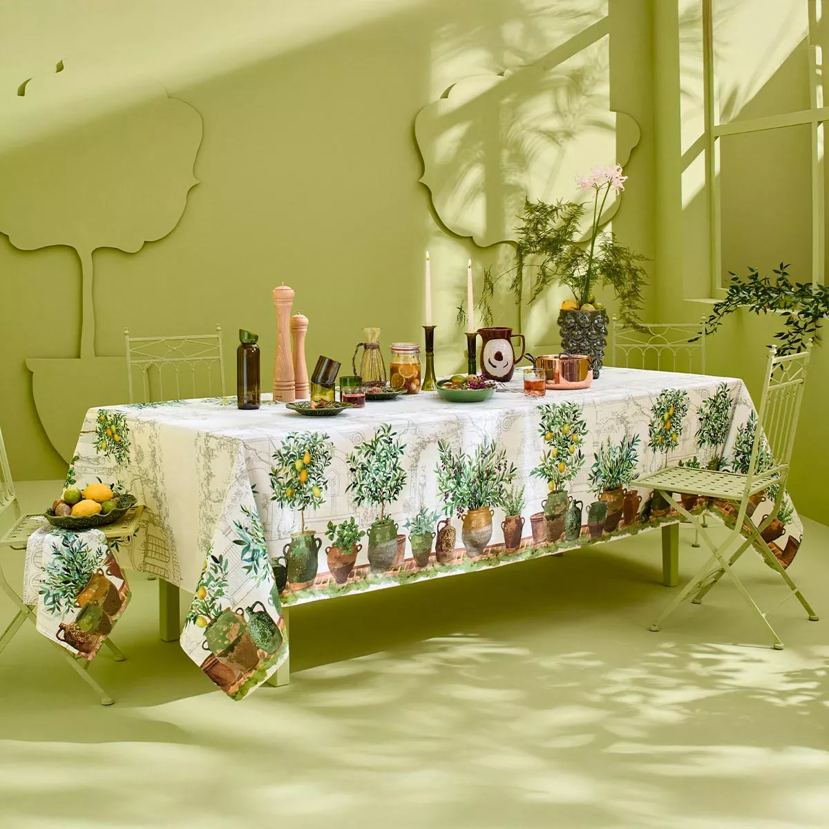 Garnier Thiebaut Tischdecke Jardin Provençal Olive aus Halbleinen mit Zitronen- und Olivenbaum-Motiv im mediterranen Provence-Design auf gedecktem Tisch