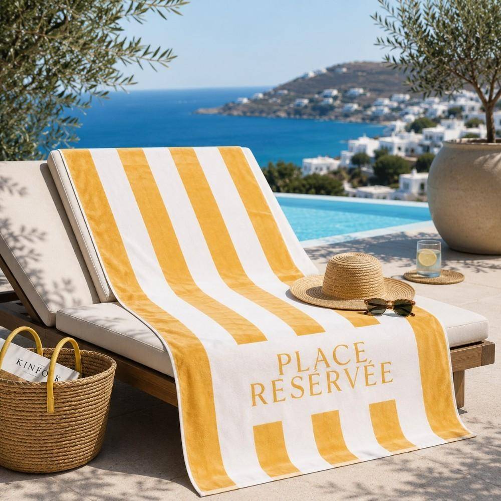 Sunset BV Strandtuch Place Reservee Gold 100 x 200 cm auf einer Sonnenliege am Pool mit mediterranem Meerblick