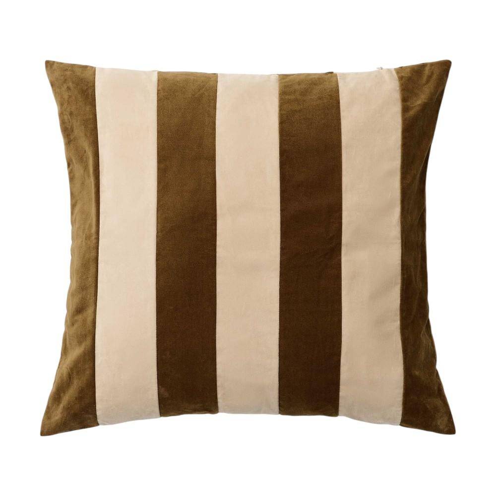 ESSENZA Dekokissen Nino Slate Brown 50 x 50 cm mit braun-cremefarbenen Streifen als Freisteller