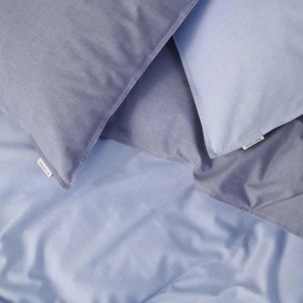 Kissen und Bettdecke der Marc O'Polo Bettwäsche Malthe Blue mit garngefärbtem Wendedesign