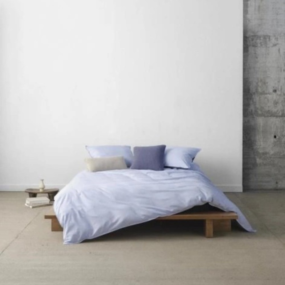 Marc O'Polo Bettwäsche Malthe Blue auf modernem Bett in minimalistischem Schlafzimmer