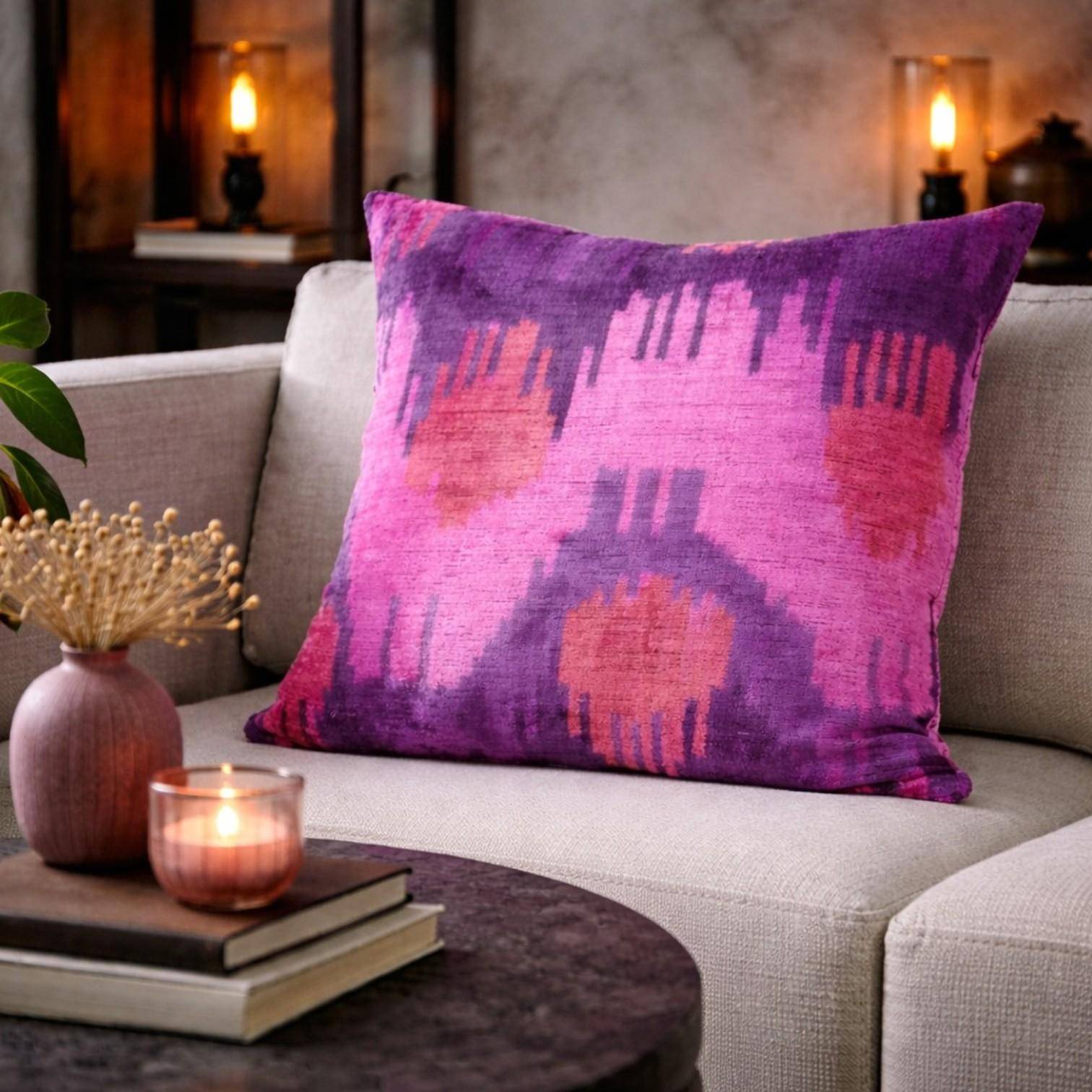 Thanks A LOT Kissenhülle Silk-Velvet Pink-Lila-Rose 50x50 cm auf Sofa im Industrial Wohnzimmer