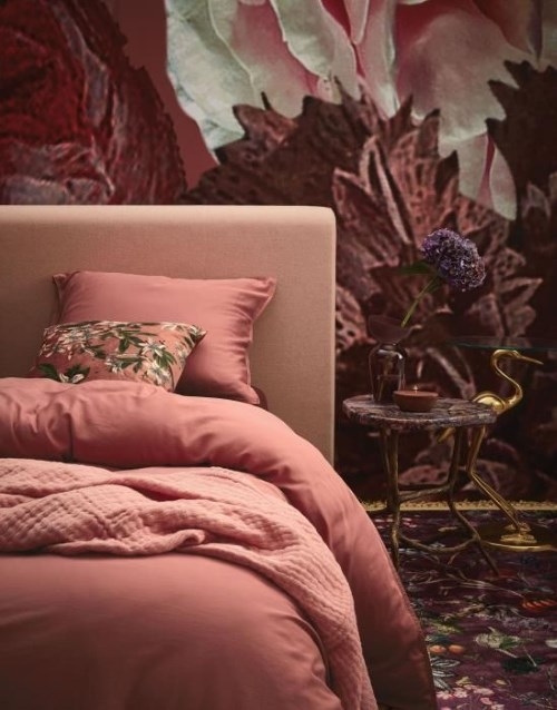 Milieulbild Baumwollsatin-Bettwäsche in zartem Rose, aufgezogen auf einem Bett und tapeziertem Hintergrund