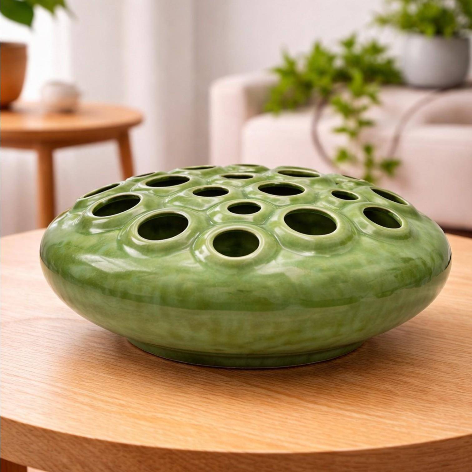 Luimes Vase in Grün, flache runde Form mit strukturierter Oberfläche und mehreren Öffnungen, Ø 34 cm, Höhe 15 cm  