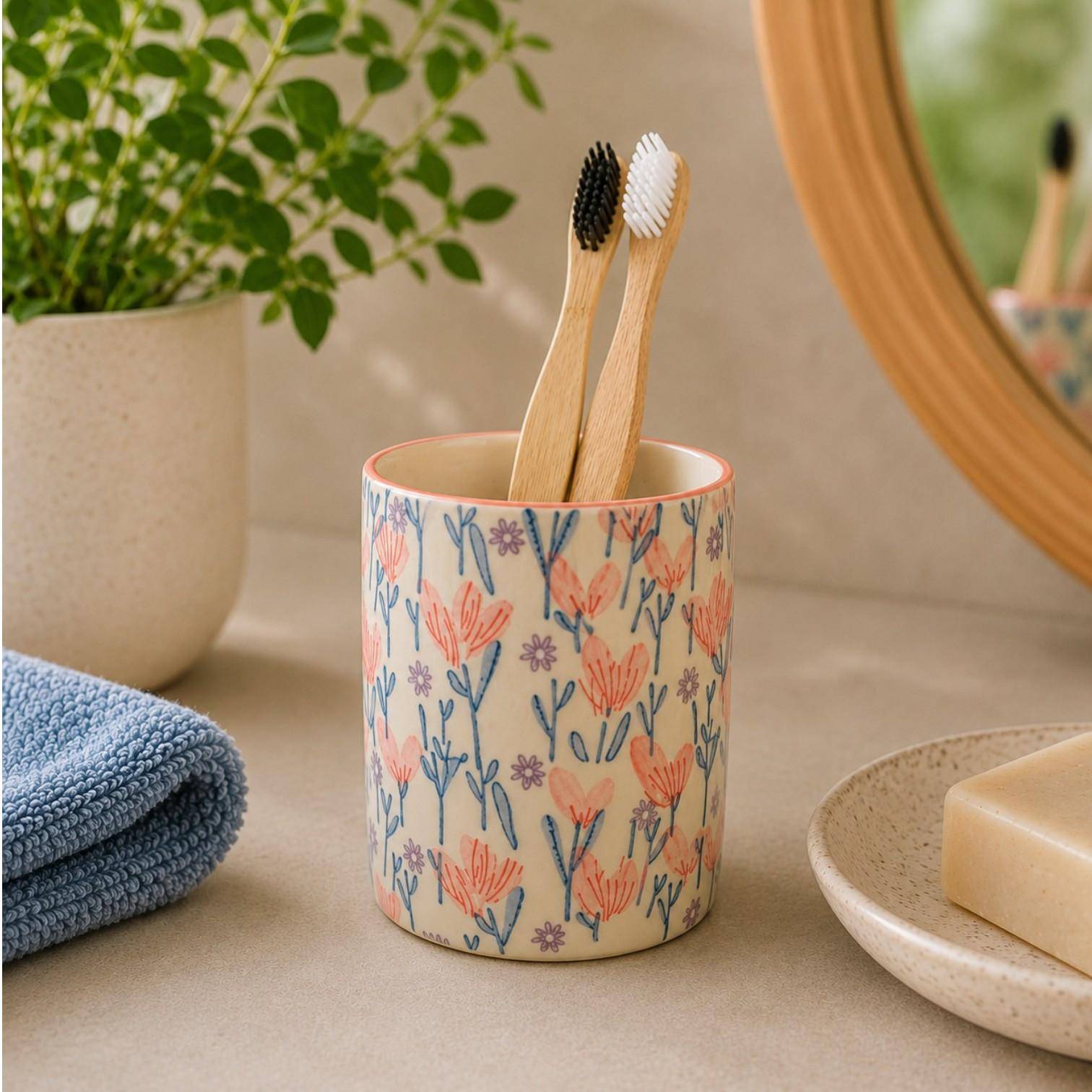 Tranquillo DOUCEUR FLORALE Zahnputzbecher aus Steinzeug mit floralem Design und Bambuszahnbürsten auf einem modernen Waschtisch im Badezimmer