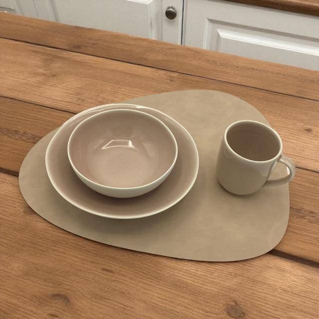 Lind DNA Tischset Curve L Sand Nupo in 37 x 44 cm