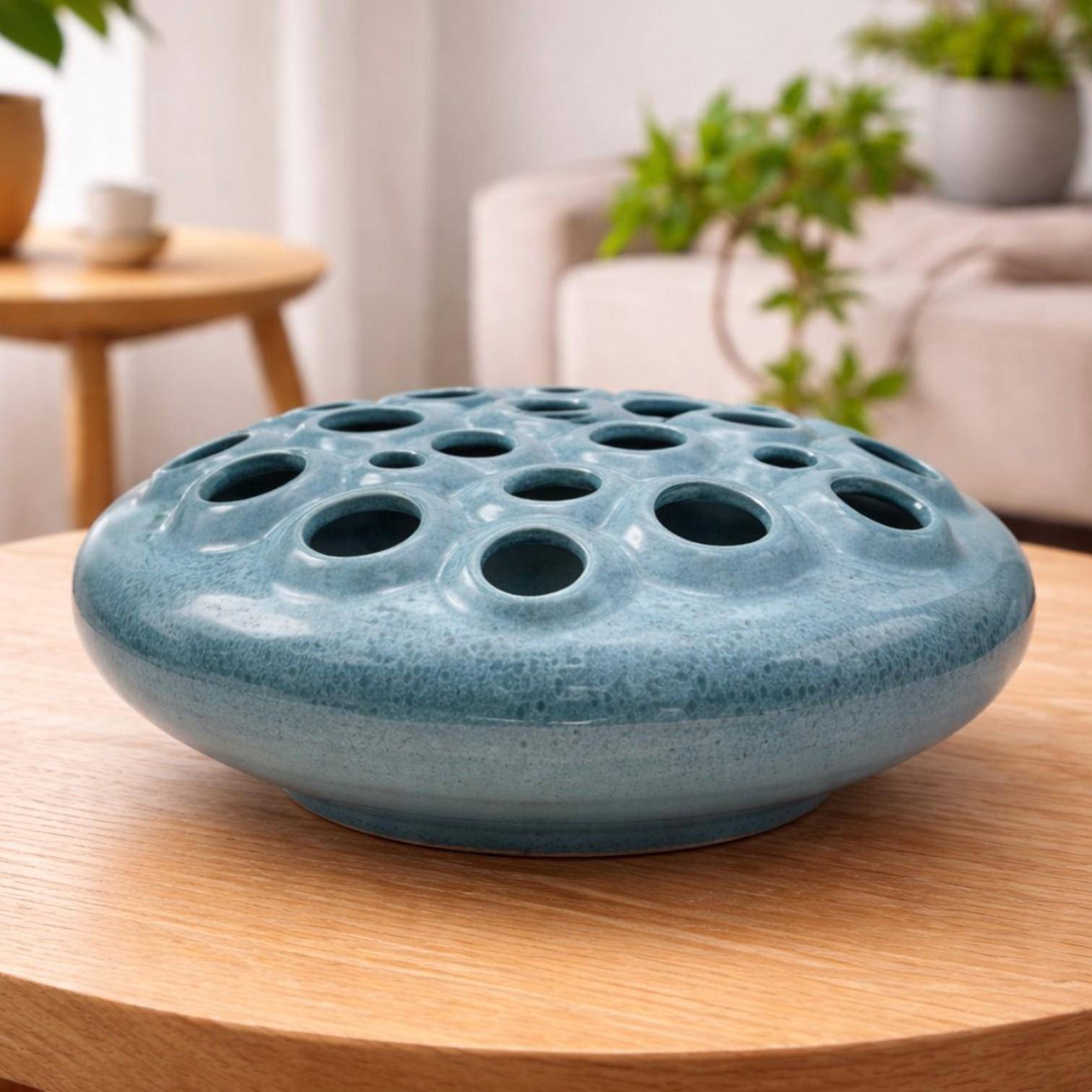 Luimes Vase in Blau, flache runde Form mit strukturierter Oberfläche und mehreren Öffnungen, Ø 34 cm, Höhe 15 cm  