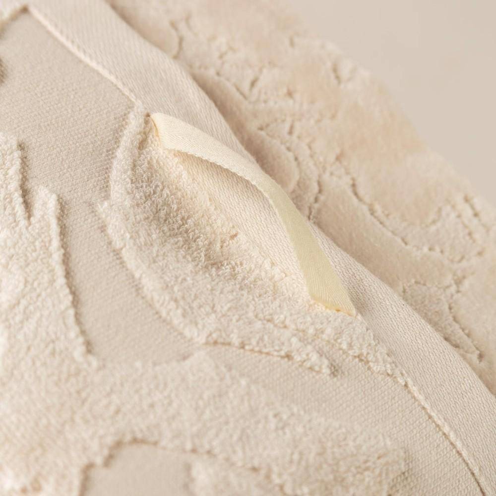 Nahaufnahme ESSENZA Rosie Vanilla mit Schlaufe und hochwertiger Verarbeitung