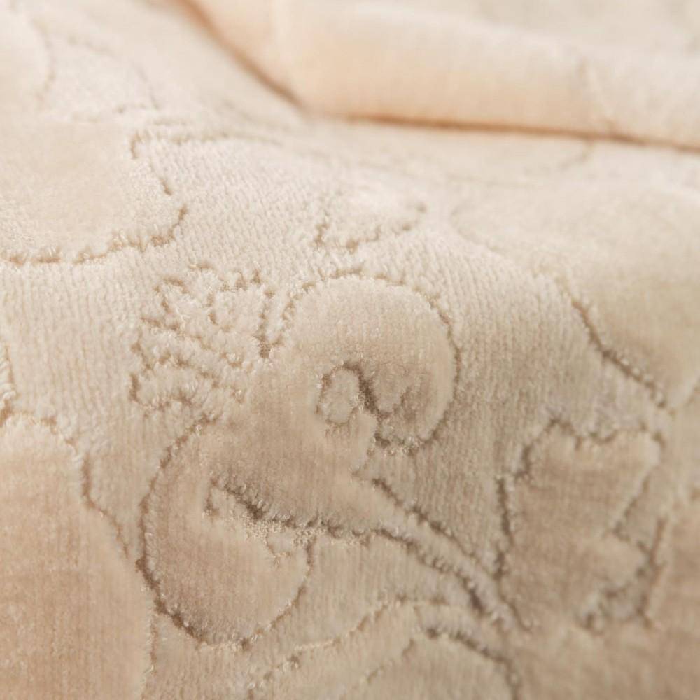 Nahaufnahme ESSENZA Rosie Vanilla mit floralem Reliefmuster und weicher Oberfläche