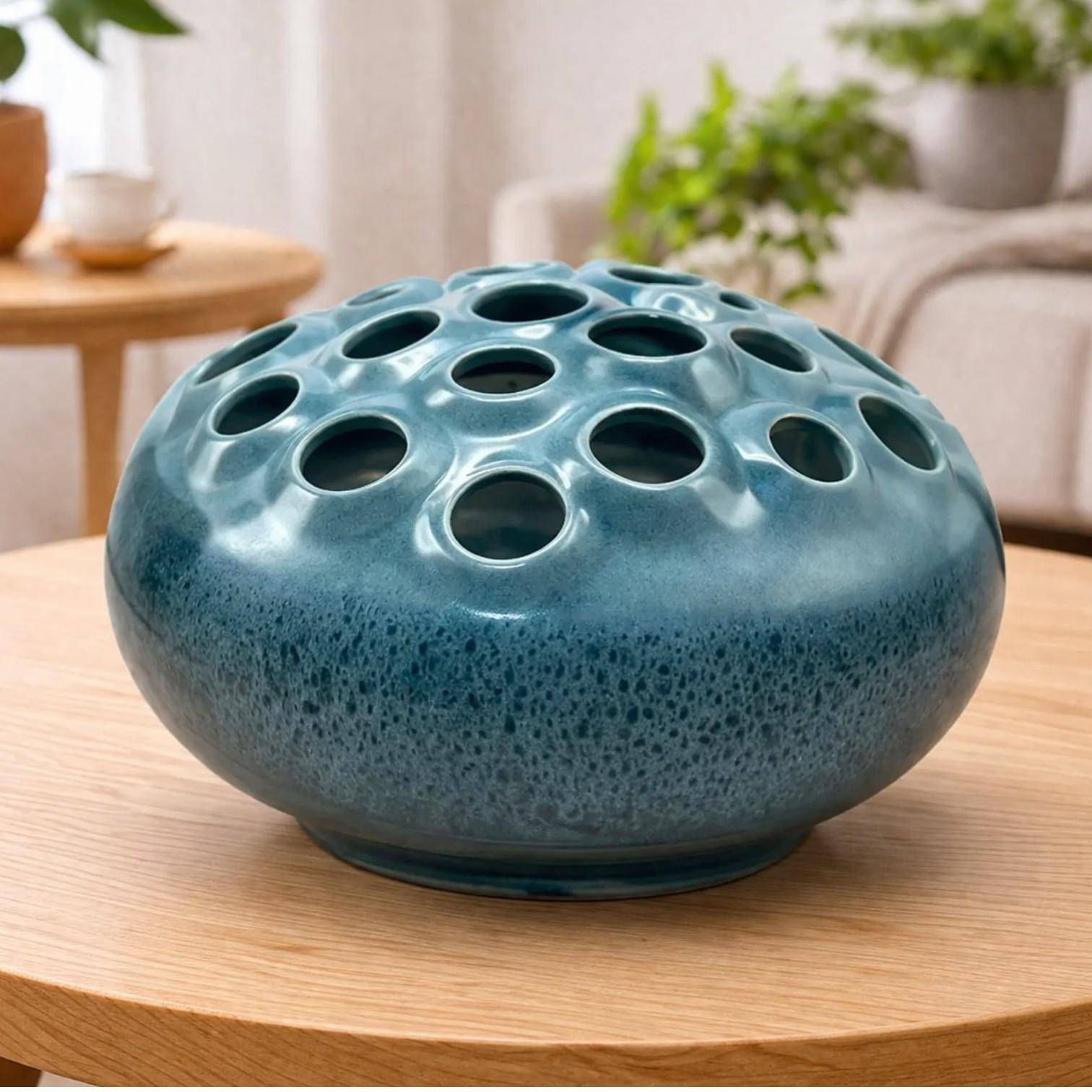 Luimes Vase in Blau, flache runde Form mit strukturierter Oberfläche und mehreren Öffnungen, Ø 30 cm, Höhe 22 cm  