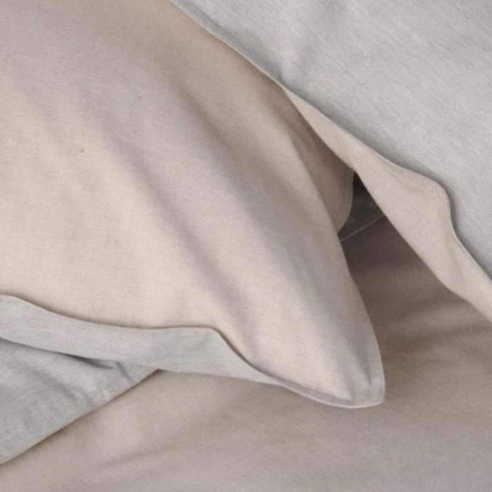 Stoffdetail der Marc O'Polo Bettwäsche Malthe Light Grey aus hochwertigem Lyocell-Mix mit feiner Melange-Optik