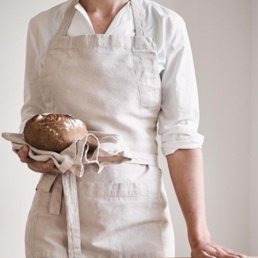 Marc O'Polo Akalla Schürze Oatmeal aus Baumwoll-Leinen-Mix beim Backen in moderner Küche